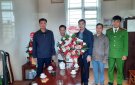 Đảng uỷ, Hội đồng nhân dân, Uỷ ban nhân dân, UB MTTQ xã, Công an xã  Nga Phú thăm và tặng quà các y, bác sỹ trạm y tế xã 